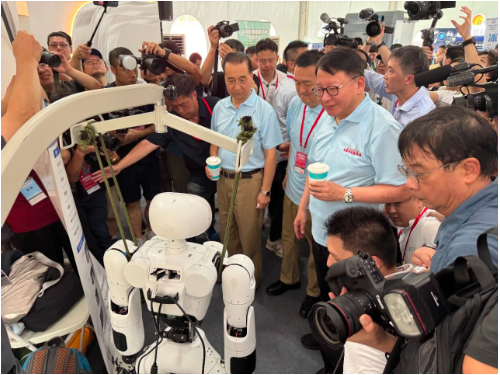 “黑科技體驗感超棒！”藍思科技攜高科技產品亮相香港家鄉市集嘉年華